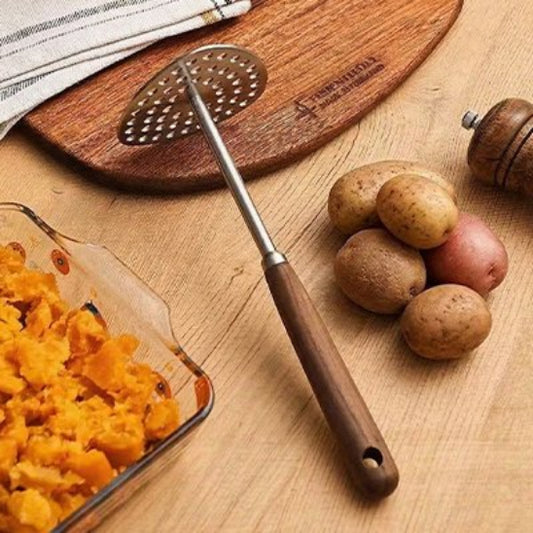 Presse-purée sur comptoir cuisine avec pommes de terre à coté