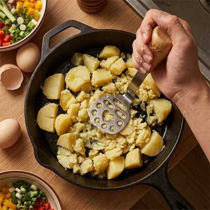 presse purée écrasant pommes de terre dans poêlon