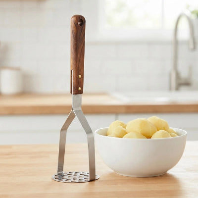 Presse-purée debout sur comptoir cuisien en bois
