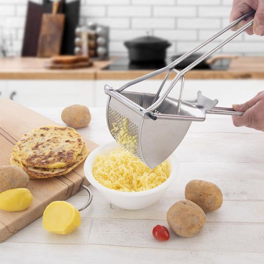 homme écrase pommes de terre dans bol blanc utilisant presse purée