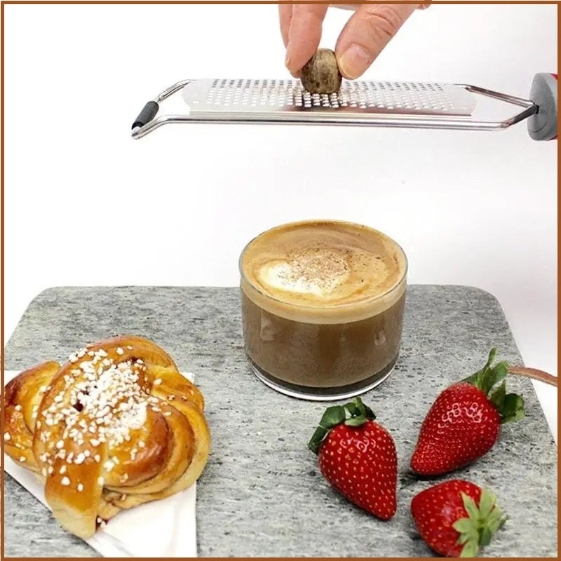 homme râpe muscade sur café avec râpe à fromage