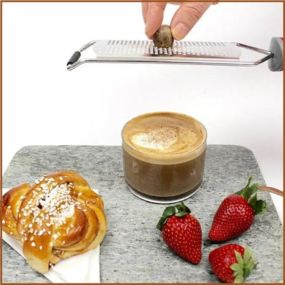 homme râpe muscade sur café avec râpe à fromage