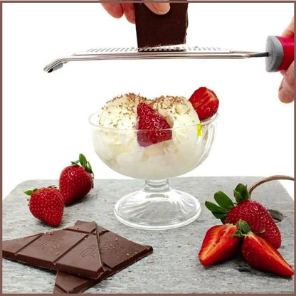 chocolat râpé sur dessert avec râpe à fromage