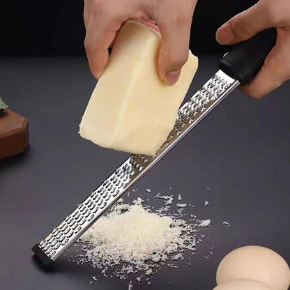 homme râpe parmesan finement avec râpe à fromage fine