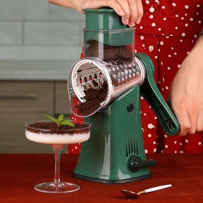 cuisinière utilise râpe à légumes manuelle pour râper chocolat sur son dessert