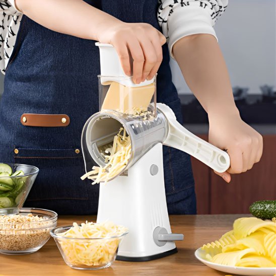 cuisinier utilise râpe à légumes manuelle pour râper fromage