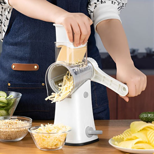 cuisinier utilise râpe à légumes manuelle pour râper fromage