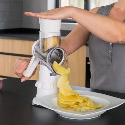 femme tranche patates avec râpe à légumes manuelle 