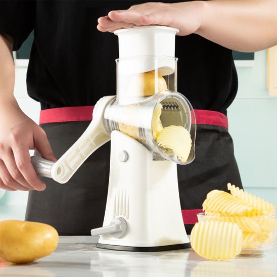 cuisiner coupe patates en tranches ondulée avec râpe à légumes manuelle