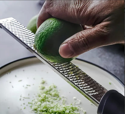 lime zestée avec râpe microplane
