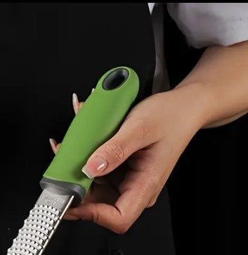 cuisinière tient râpe microplane à manche vert