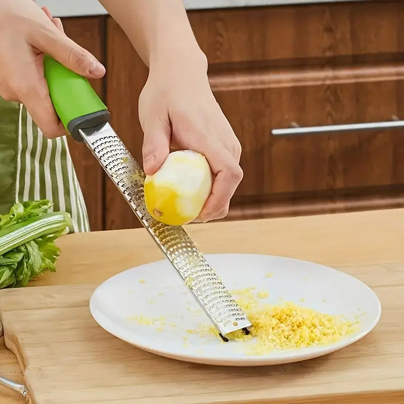 cuisinière zester citron avec râpe microplane