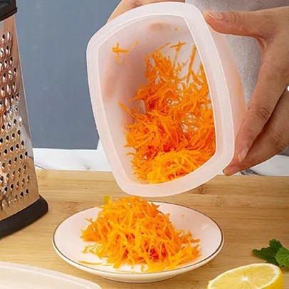 Femme vide carottes râpées du récipient intégré de râpe quatre face