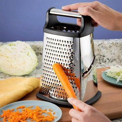 Carotte râpée avec râpe quatre faces 