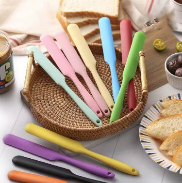 diffusion diverses spatules couleurs multiple sur contoir cuisine