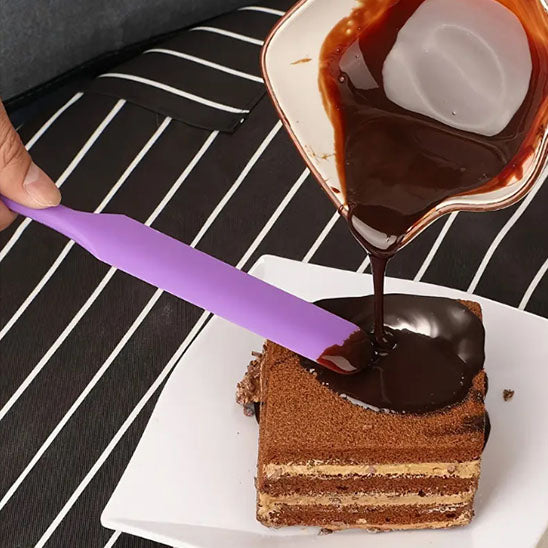 sirop-de glaçage-versé-sur-gâteau-et-etalé-avec-spatule