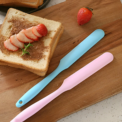 spatule-à-tartiner-sur-planche-à-coté-d-un-pain