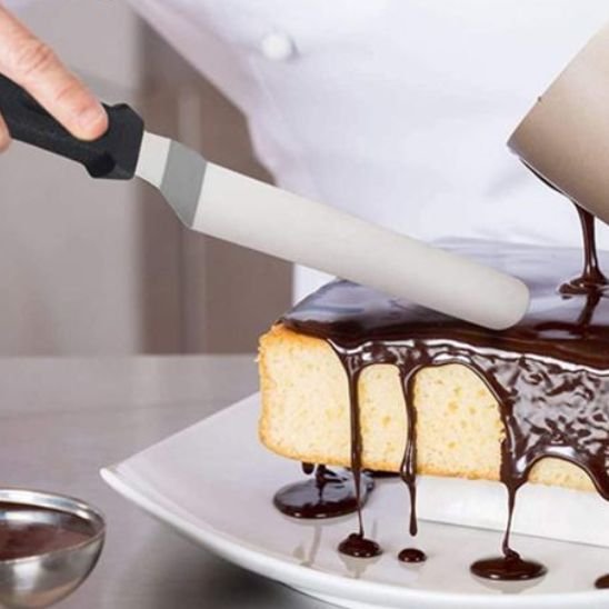 spatule coudée répand glaçage sur  gâteau