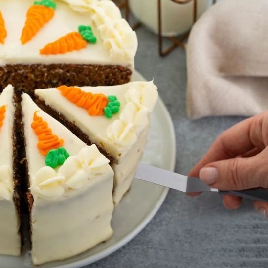 gâteau servi avec spatule coudée inox  