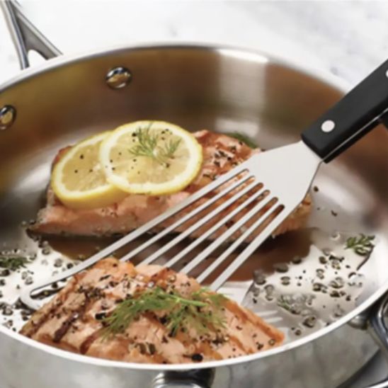 spatule cuisine à fentes soulève poisson du poêle