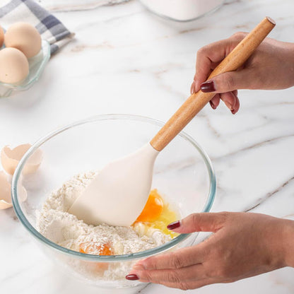 cuisinière mélange pâte avec spatule cuisine