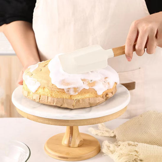 femme glace gateau avec spatule cuisine
