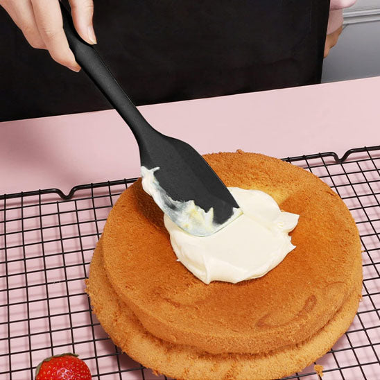 femme-étale-glaçage-avec-spatule-cuisine