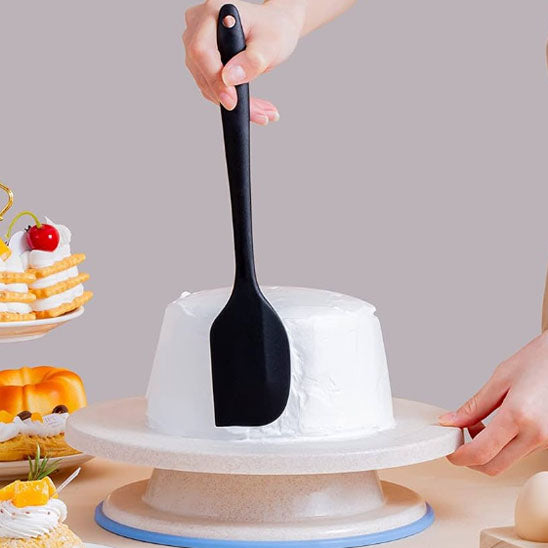 femme-lisse-glacage-sur-gateau-avec-spatule-cuisine