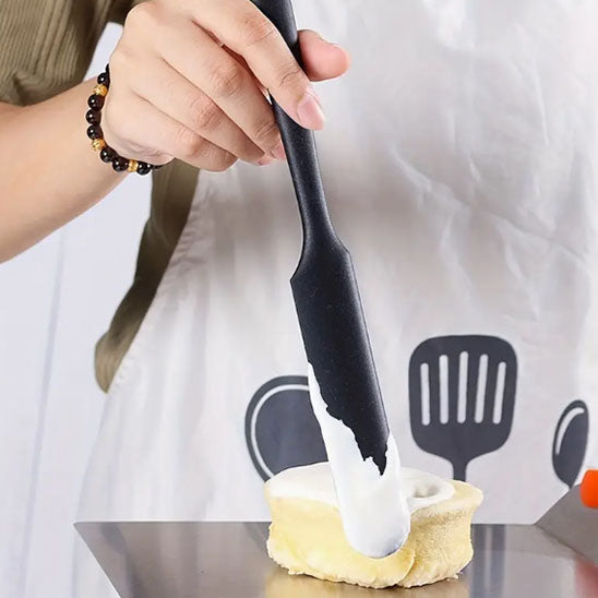 femme-glace-pâtisserie-avec-spatule-cuisine