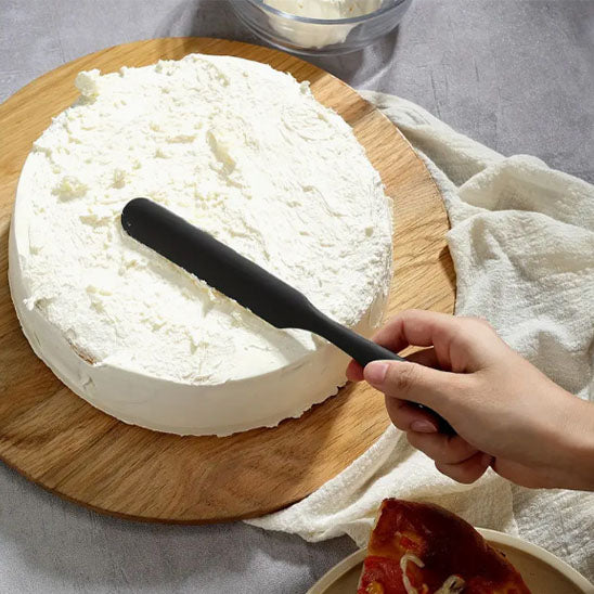 femme-tartine-gateau-avec-spatule-cuisine