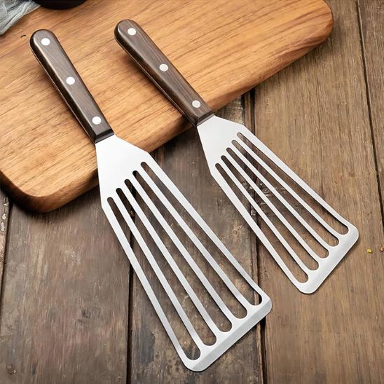 deux tailles de spatule cusine à fentes sur contoir cuisine
