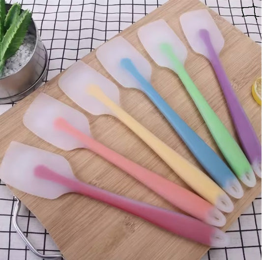 spatule-de-diérentes-couleurs-sur-planche-à-découper