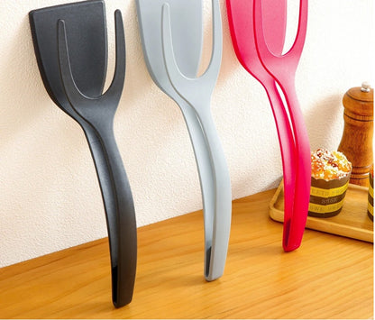 spatule-pince-en-trois-couleurs-accottées-au-mur