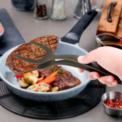 spatule-pince-saisit-steak-d-une-poêle-bleue