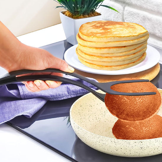 cuisinier-cuit-crepes-avec-spatule-pince