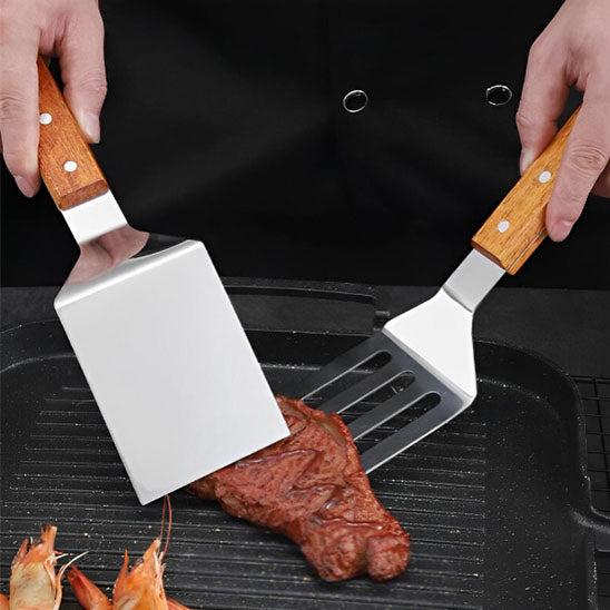 homme-cuit-steak-sur-grille-avec-deux-spatules