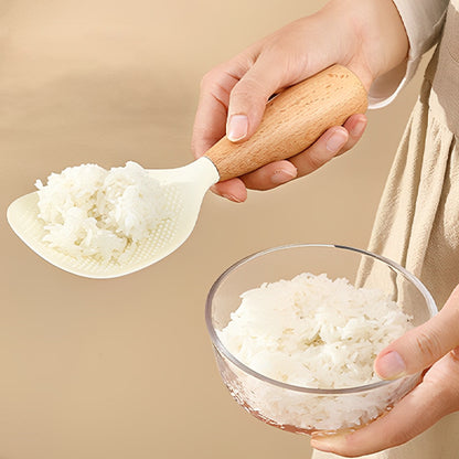 femme-sert-portion-de-riz sur-une-spatule