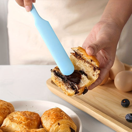 femme-tartine-croissant- avec-spatule-à-tartiner
