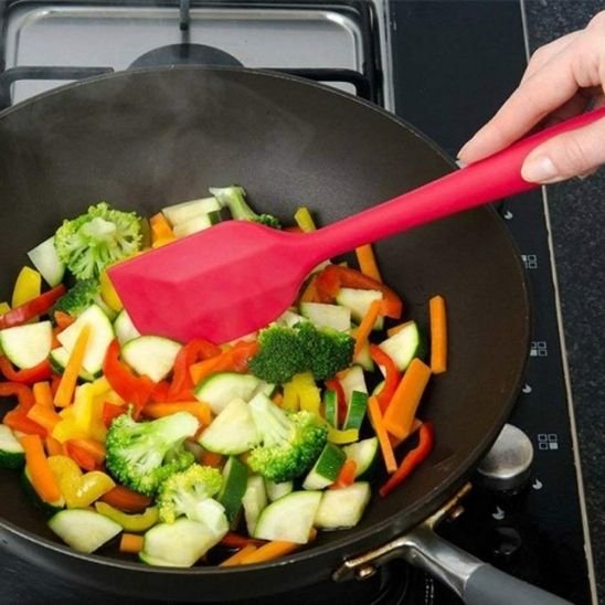 spatule silicoe sauté légumes poêle