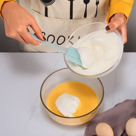spatule silicone incorpore meringue dans œufs