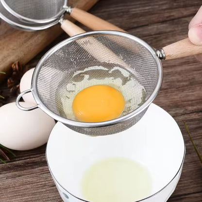 œuf-séparé-avec-un-tamis-inox-a-maille-fine