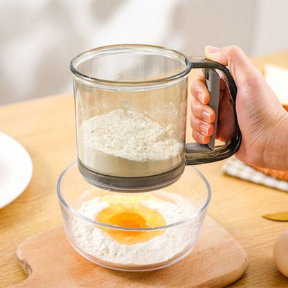 cuisiniere-utilise-tamis-a-manivelle-pour-tamiser-farine