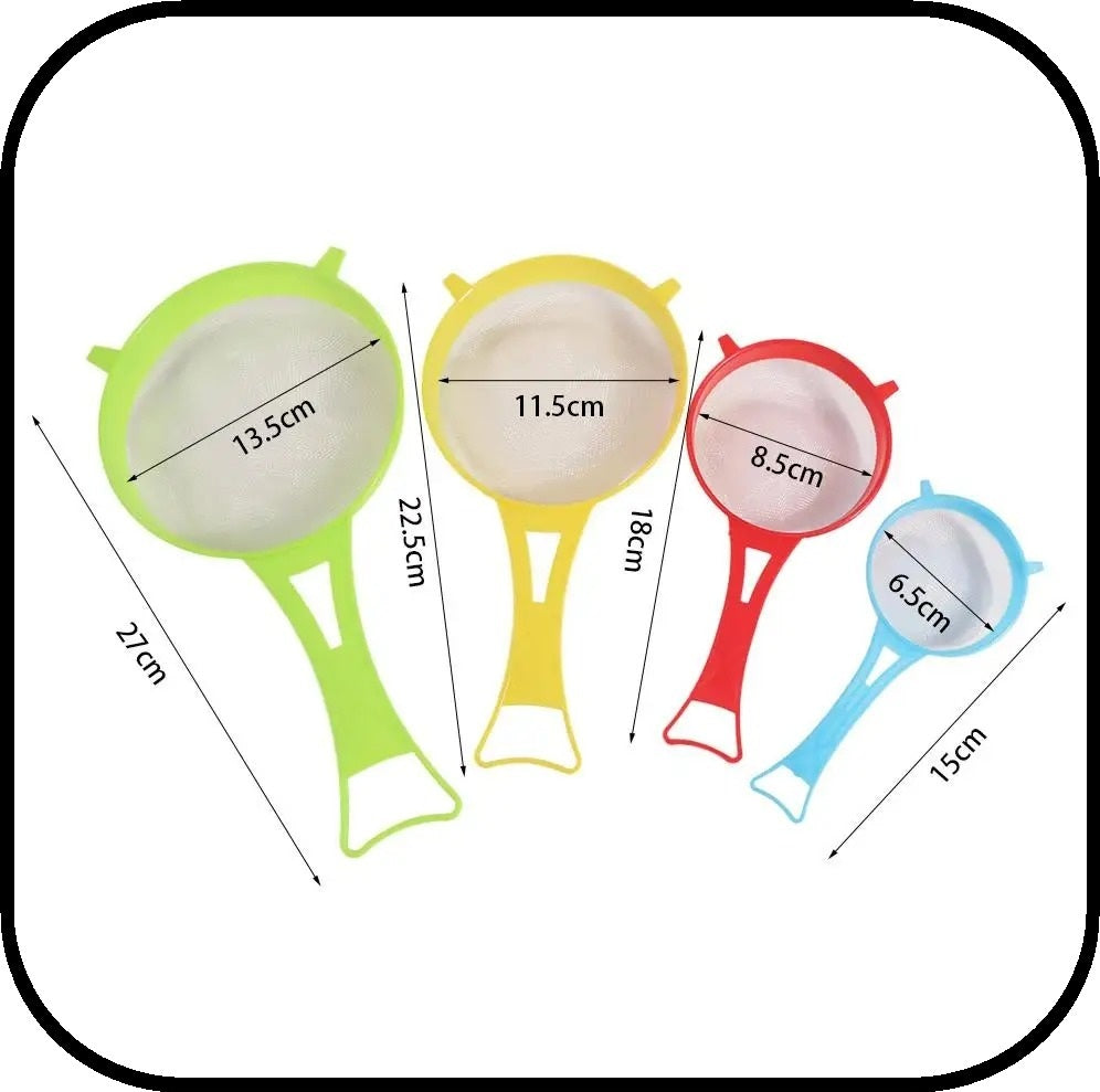 quatre tamis plastique avec grandeurs indiquées