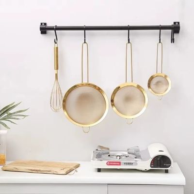 Tamis cuisine suspendus sur barre de suspention