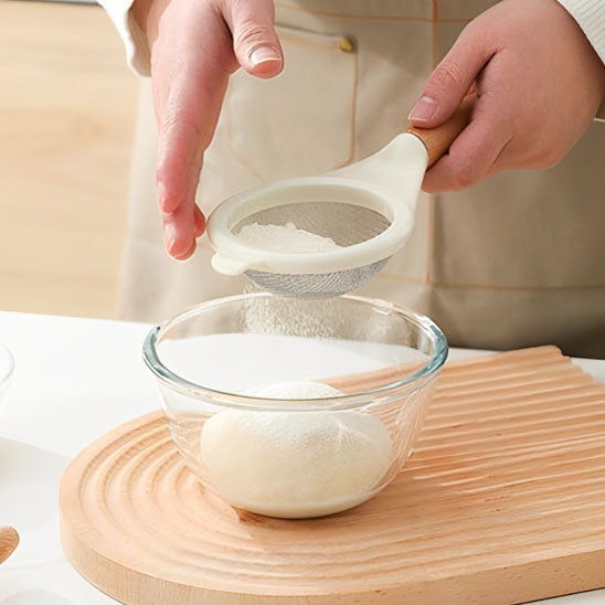 homme-tamise-farine-dans-un-bol-avec-un-tamis-cuisine