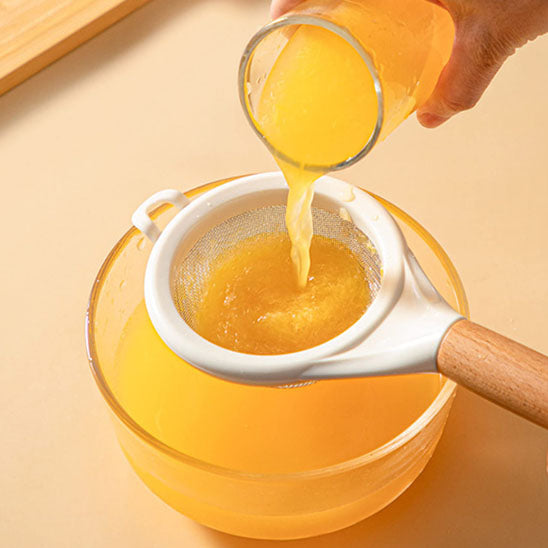 homme-filtre-jus-avec-un-tamis-cuisine