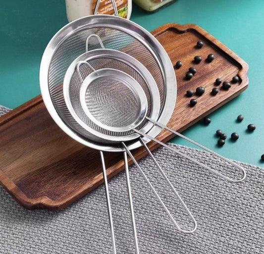 ensemble de trois tamis cuisine sur planche à découper