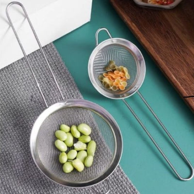 Tamis cuisine avec long manche sur comptoir cuisine vert