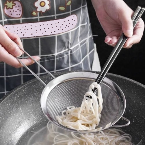 cuisinière uitilise tamis cuisine pour sortir nouilles du wok