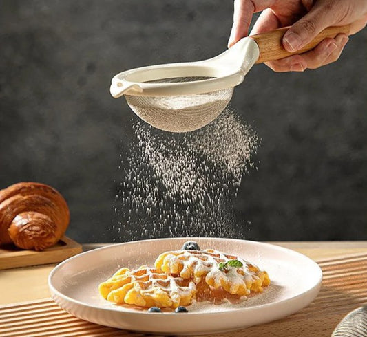 cuisinier-fait-saupoudrer-gaufres-avec-un-tamis-cuisine